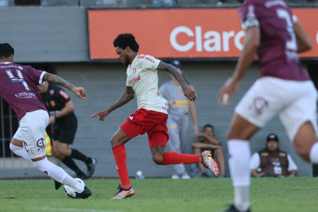Internacional empata com o Caxias e decide vaga na final do Gauchão no Beira-Rio - Luiz Adriano enfrenta a defesa do Caxias