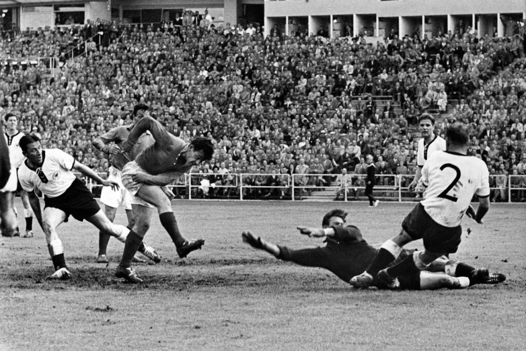 Atacante Just Fontaine marca gol na decisão de terceiro lugar da Copa do Mundo de 1958