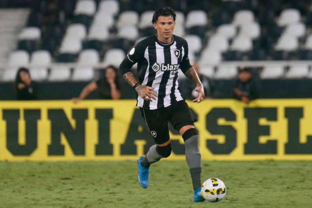 Zagueiro Victor Cuesta, do Botafogo, domina bola no Engenhão