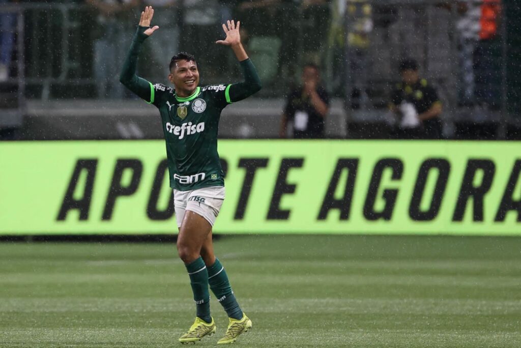 Palmeiras vence o São Bernardo: Atacante Rony, do Palmeiras, comemora gol contra o São Bernardo no Allianz Parque