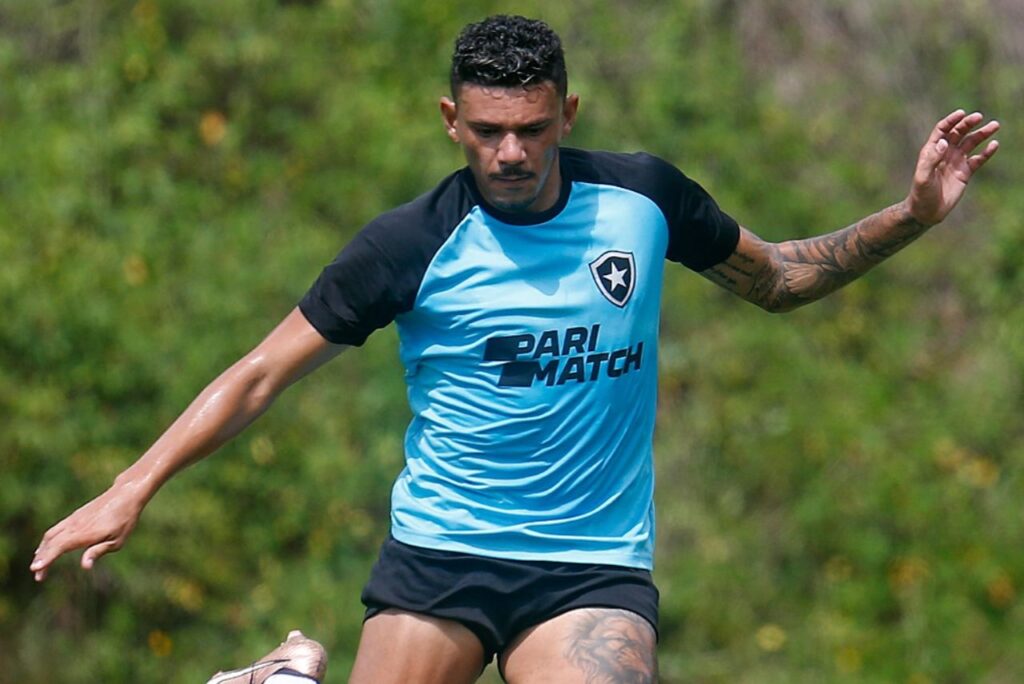 Atacante Tiquinho Soares, em treino do Botafogo