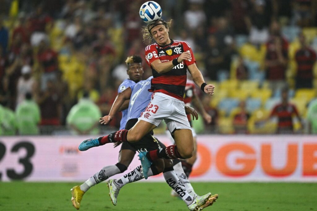 Zagueiro David Luiz, do Flamengo, em jogo contra o Independiente Del Valle