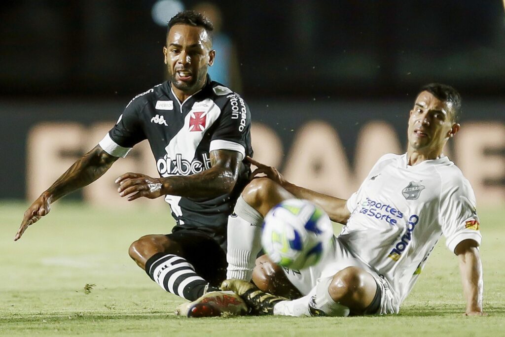 ABC elimina o Vasco nos pênaltis, em São Januário, e avança na Copa do Brasil - Alex Teixeira e atleta do ABC em disputa de bola no chão