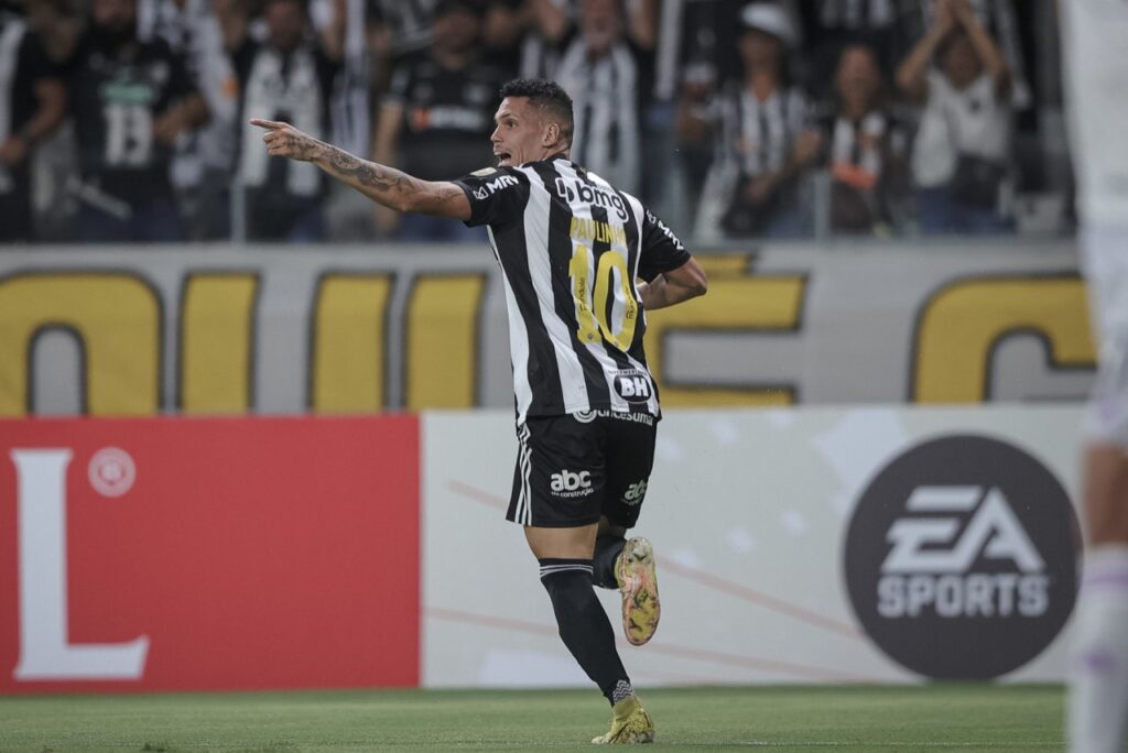 Atlético-MG vence o Millonarios e vai à fase de grupos da Libertadores - Paulinho comemora o 1º gol marcado no jogo contra o Millonarios