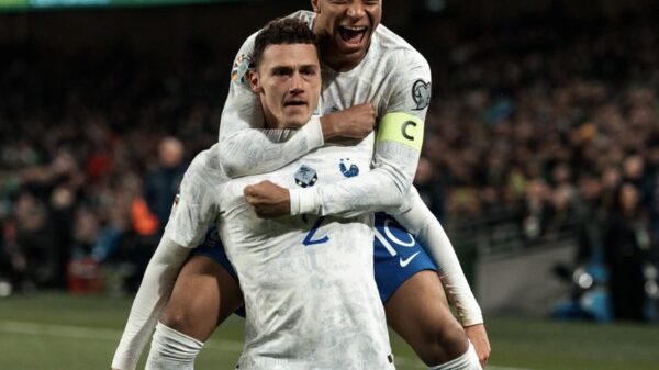 França vence Irlanda: Pavard e Mbappé comemoram gol dos Blues. Foto: Reprodução/Twitter Equipe de France