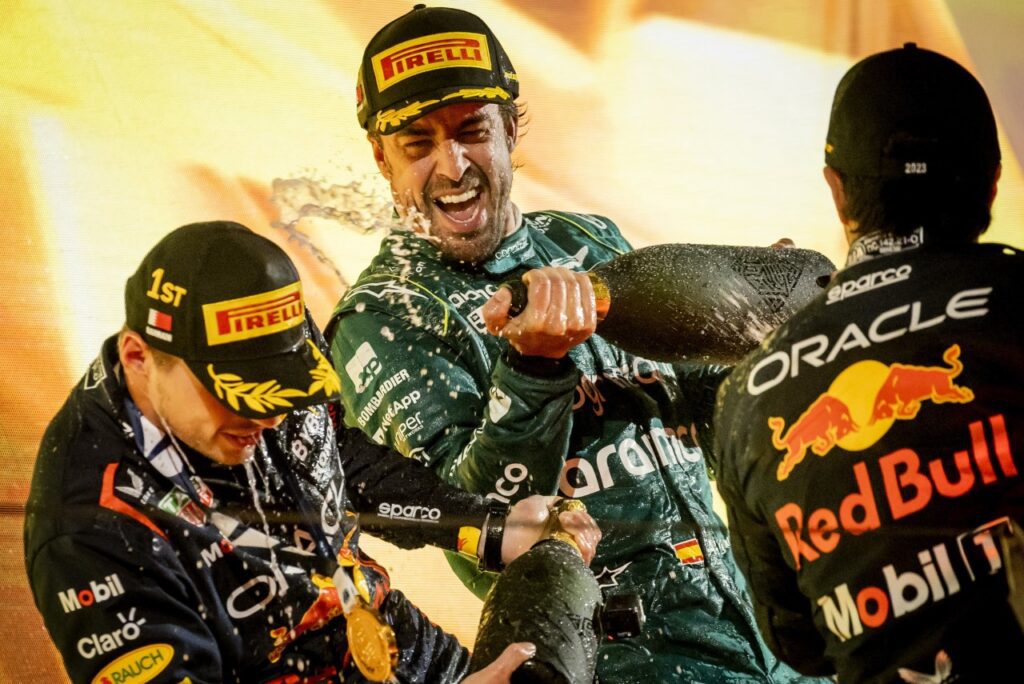 GP do Bahrein: Verstappen vence, mas pódio de Alonso é destaque