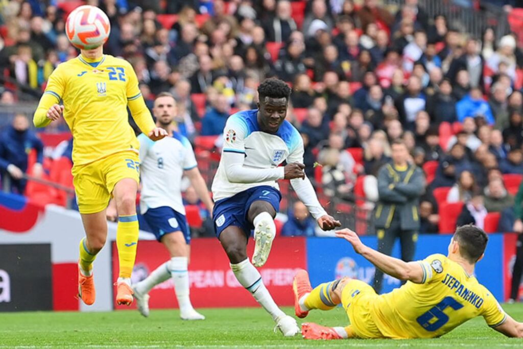 Inglaterra vence a Ucrânia: Bukayo Saka marca gol pela Seleção Inglesa contra a Seleção Ucraniana