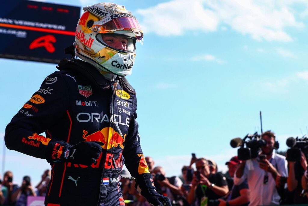 Verstappen atrasa viagem à Arábia Saudita: Max Verstappen com capacete e macacão da Red bull Racing em Zandvoort, no GP dos Países Baicos 2022