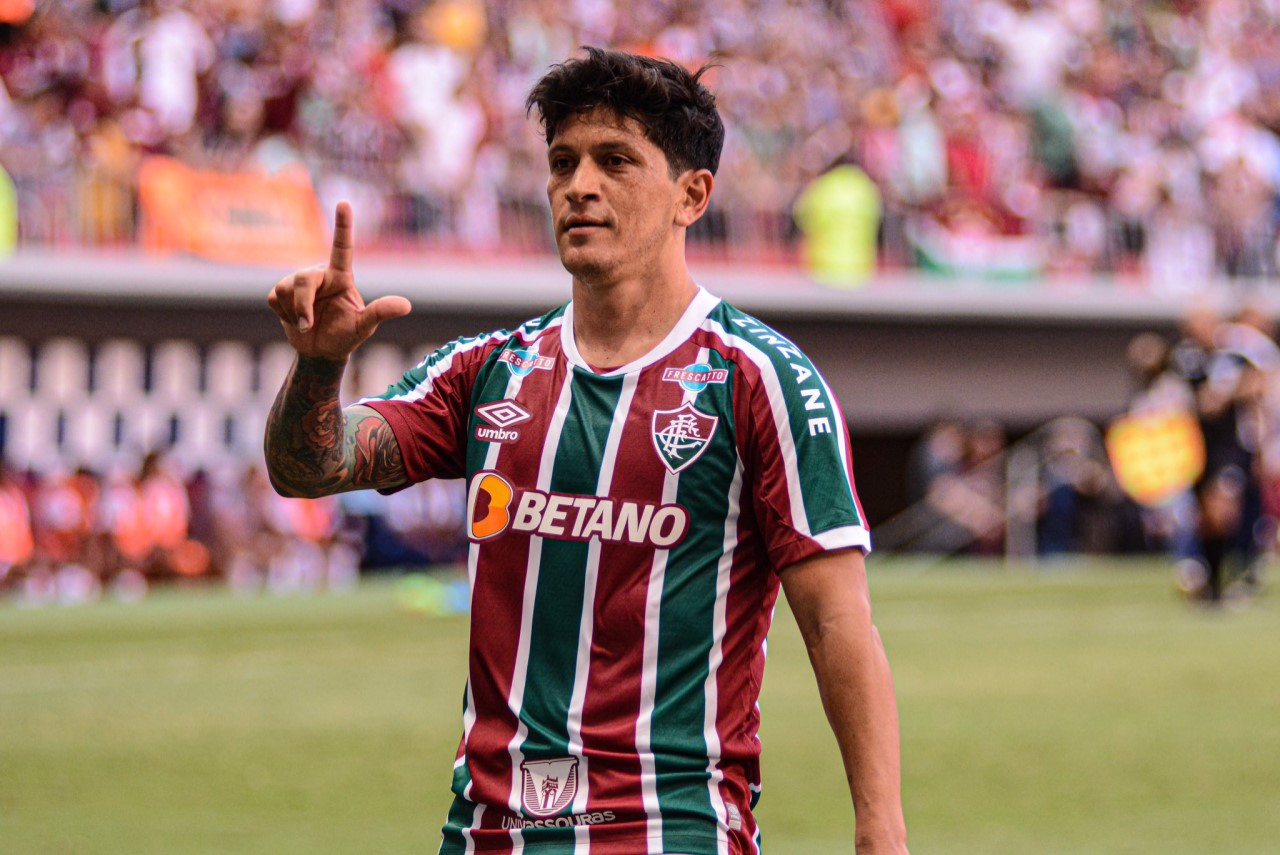 Fluminense goleia o Bangu e segue na cola pela liderança do Carioca - German Cano, atacante do Fluminense, comemora o gol fazendo um "L" com a mão direita.