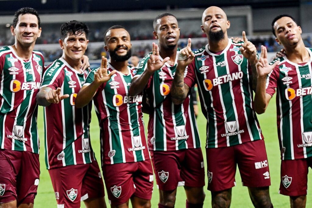 Fluminense bate o Paysandu fora de casa e vai às oitavas da Copa do Brasil - Jogadores do Fluminense, um ao lado do outro, posam para foto comemorando o gol marcado por Keno, com vários deles fazendo um "L" com a mão