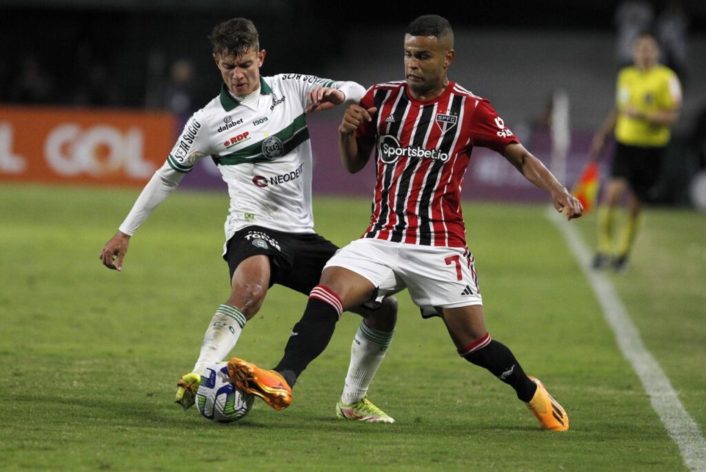 Coritiba e São Paulo empatam pela 3ª rodada do Brasileirão - Natanael (esquerda), do Coritiba, em disputa de bola com Alisson (direita), do São Paulo.