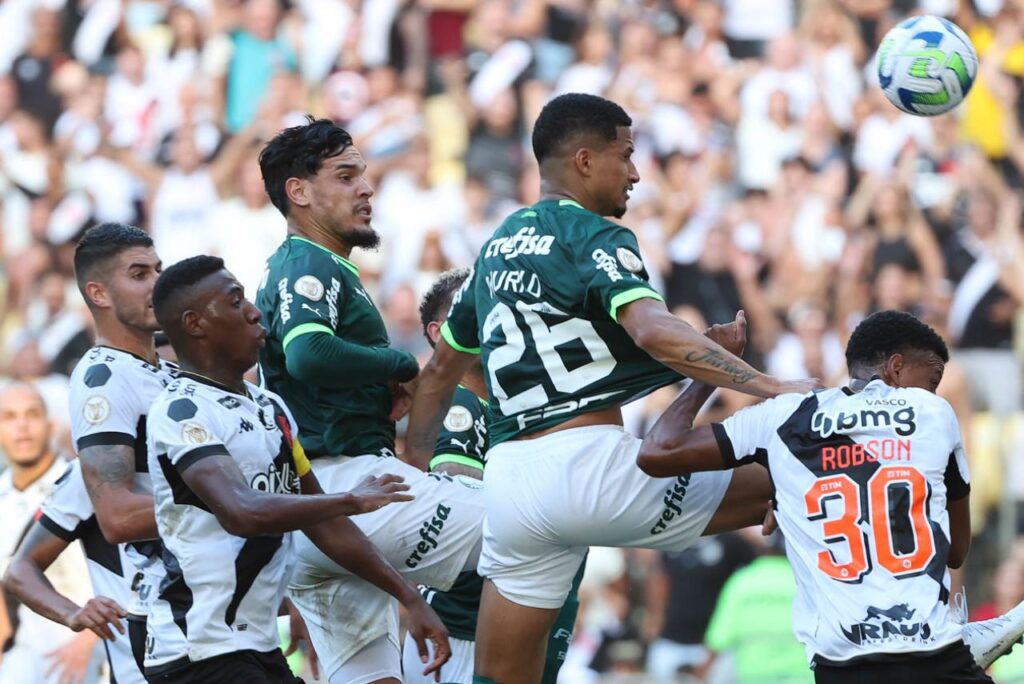 Palmeiras e Vasco empatam: Murilo, do Palmeiras, cabeceia em meio ao jogadores do Vasco da Gama no Maracanã