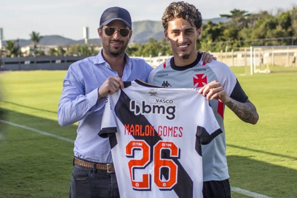 Vasco renova com Marlon Gomes: Josh Wander e Marlon Gomes seguram camisa do meia com o número 26 no Vasco da Gama