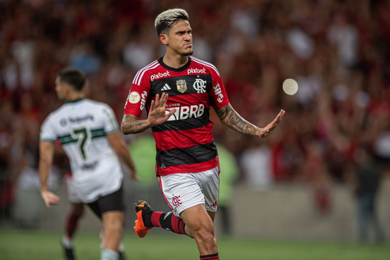 Pedro desfalca o Flamengo: Com as duas mãos abertas, atacante Pedro, do Flamengo, comemora gol