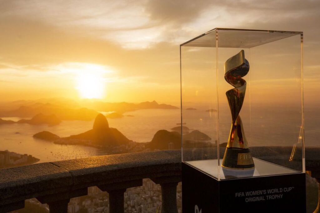 Sede da Copa 2027: Taça da Copa do Mundo de Futebol Feminino em exposição no Rio de Janeiro
