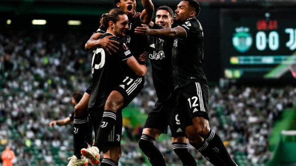 Juventus vai à semifinal da Liga Europa. Quatro jogadores se abraçam felizes ao comemorarem um gol. Eles vestem uniforme preto com detalhes em branco.