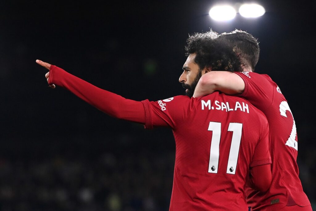 Liverpool goleia o Leeds e volta a vencer na Premier League - Salah comemora gol marcado pelo Liverpool abraçado com Robertson, enquanto aponta para outro companheiro de equipe