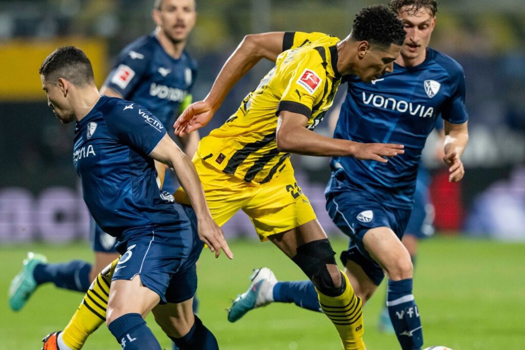 Borussia Dortmund empata com o Bochum e pode perder liderança da Bundesliga para o Bayern - Jude Bellingham tenta passar entre 2 adversários do Bochum em jogo pela Bundesliga