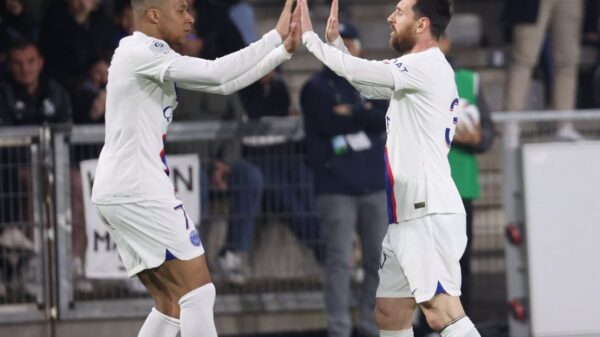 PSG vence o Angers: Kyllian Mbappé e Lionel Messi comemoram gol do PSG sobre o Angers no Campeonato Francês
