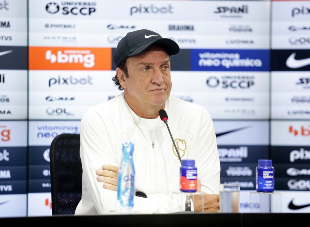 Cuca, enquanto era treinador do Corinthians, prestando entrevista coletiva no clube paulista