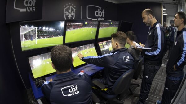 VAR no Brasileirão passará por mudanças, diz CBF; confira - Árbitros de vídeo em treinamento dado pela CBF