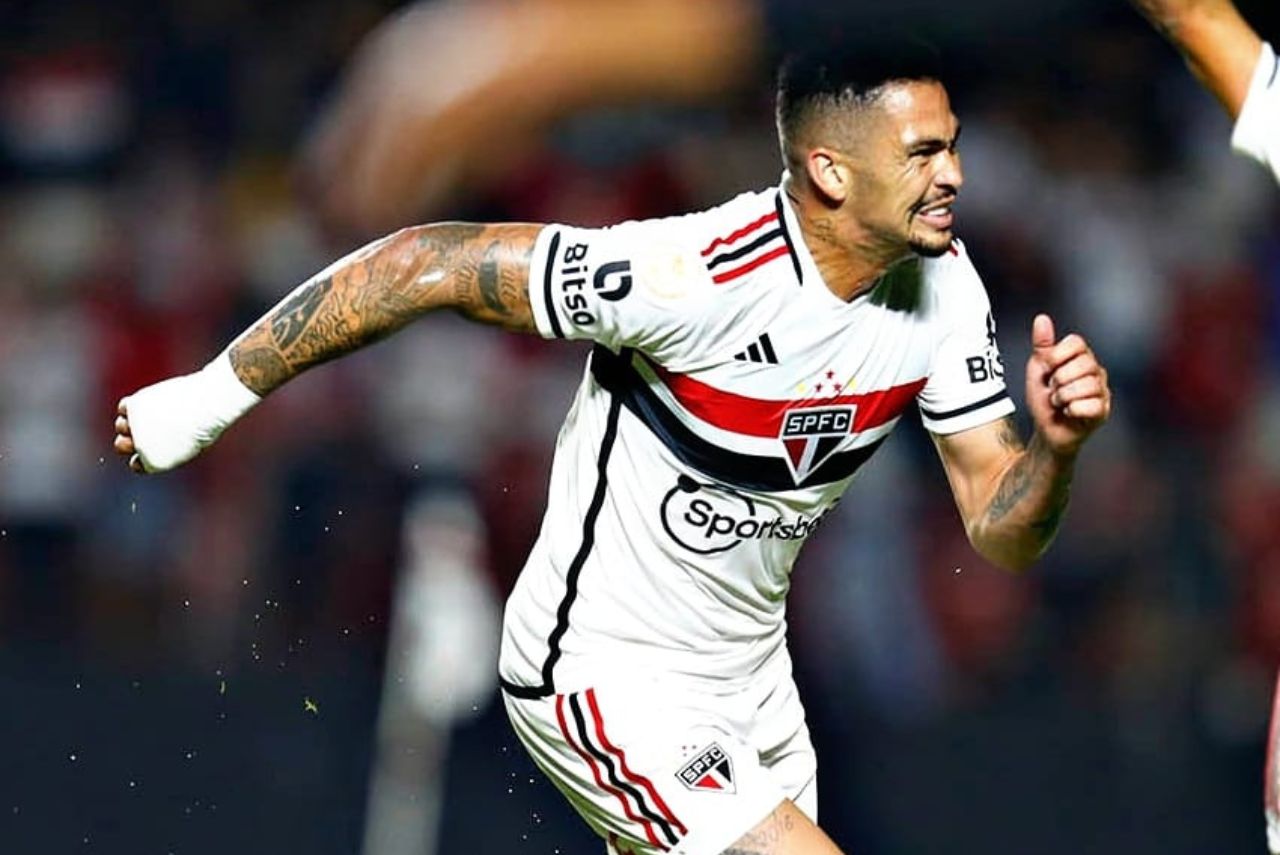 São Paulo goleia o América: Atacante Luciano, do São Paulo, comemora gol contra o América-MG