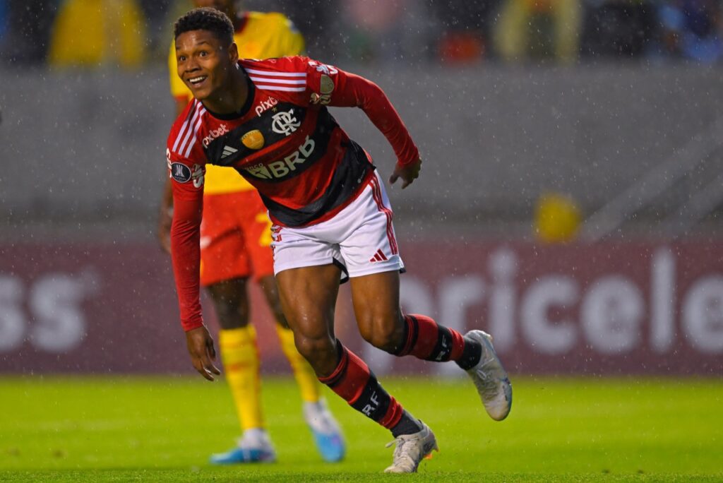 Matheus França marca gol pelo Flamengo e sai para comemorar.