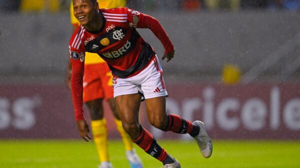 Matheus França marca gol pelo Flamengo e sai para comemorar.