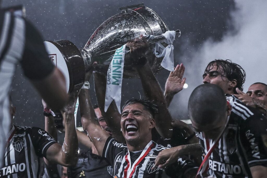Campeões Estaduais: Matías Zaracho e elenco do Atlético-MG com a taça, comemorando título do Campeonato Mineiro