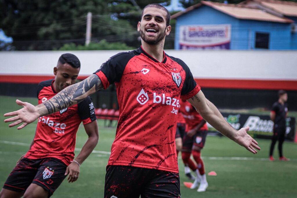 Vizeu sai do Atlético-GO: Atacante Felipe Vizeu comemora gol pelo Atlético-GO