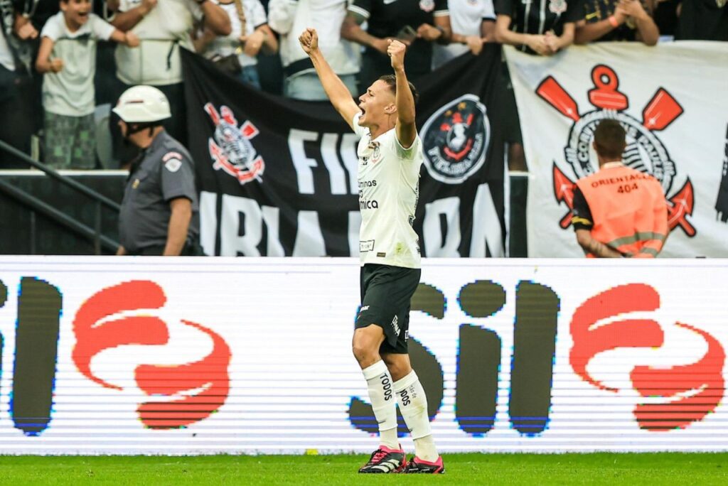 Corinthians vence o Cruzeiro: Matheus Araújo comemora gol do Corinthians contra o Cruzeiro no Brasileirão 2023