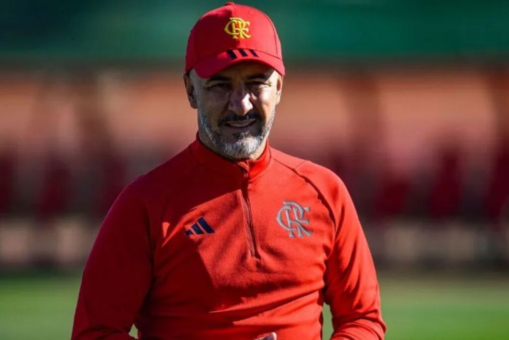 Flamengo demite Vítor Pereira: treinador português aparece com uniforme e boné do clube no centro de treinamentos