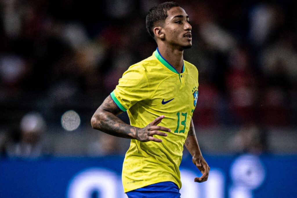 América vende Arthur: Lateral direito Arthur em jogo de estreia na Seleção Brasileira, contra Marrocos