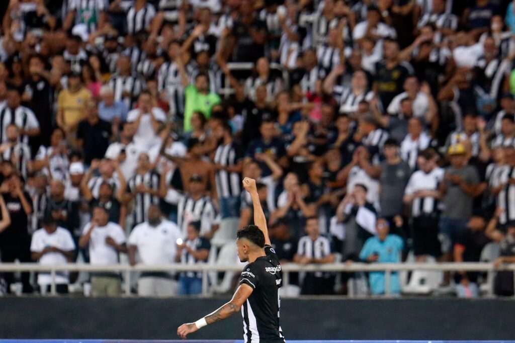 Botafogo goleia Universidad César Vallejo e um dos gols é marcado por Tiquinho Soares em partida pela Copa Sul-Americana 2023 no estádio Nilton Santos