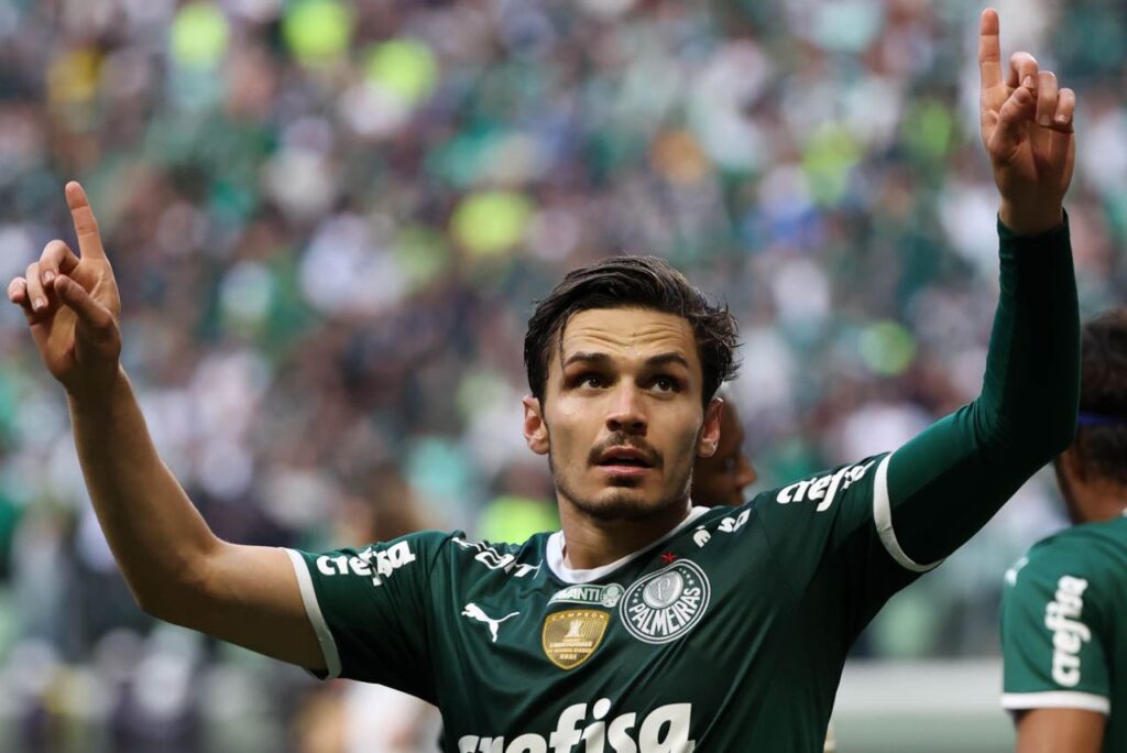 Veiga pode sair do Palmeiras: Atacante Raphael Veiga, com braços erguidos, comemora gol do Palmeiras em 2022