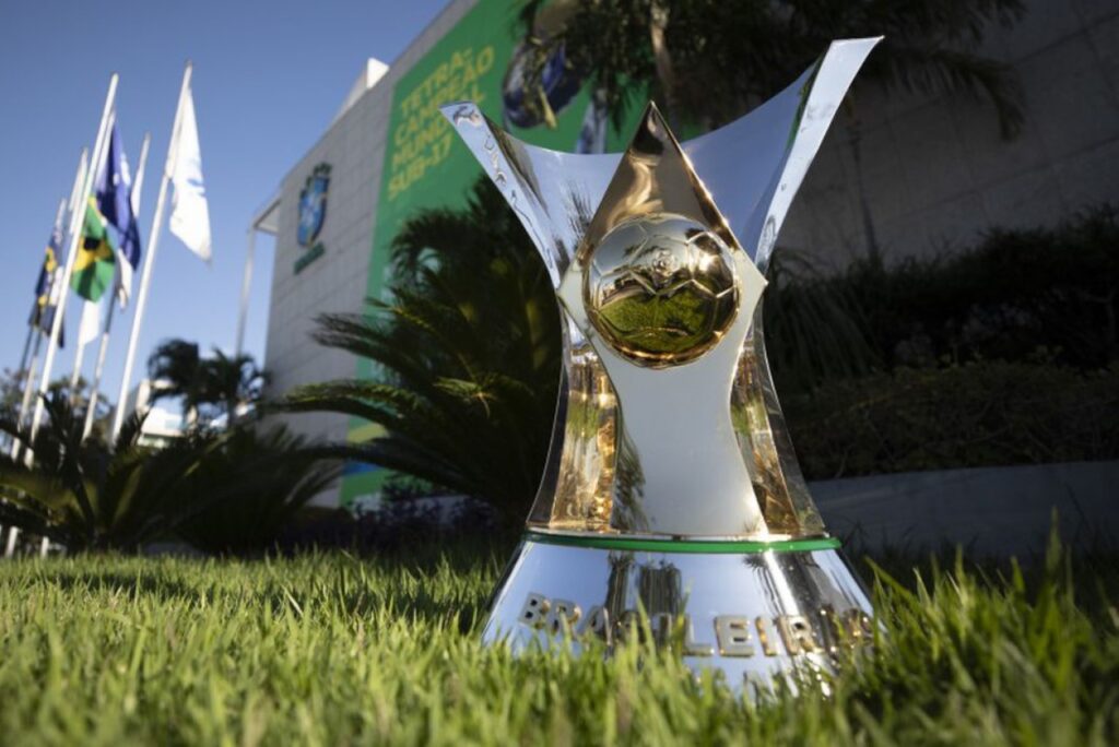 Brasileirão Série A 2023: Saiba mais detalhes neste mini-guia sobre o Campeonato - Taça do Brasileirão da Série A, em gramado com a sede da CBF ao fundo da imagem