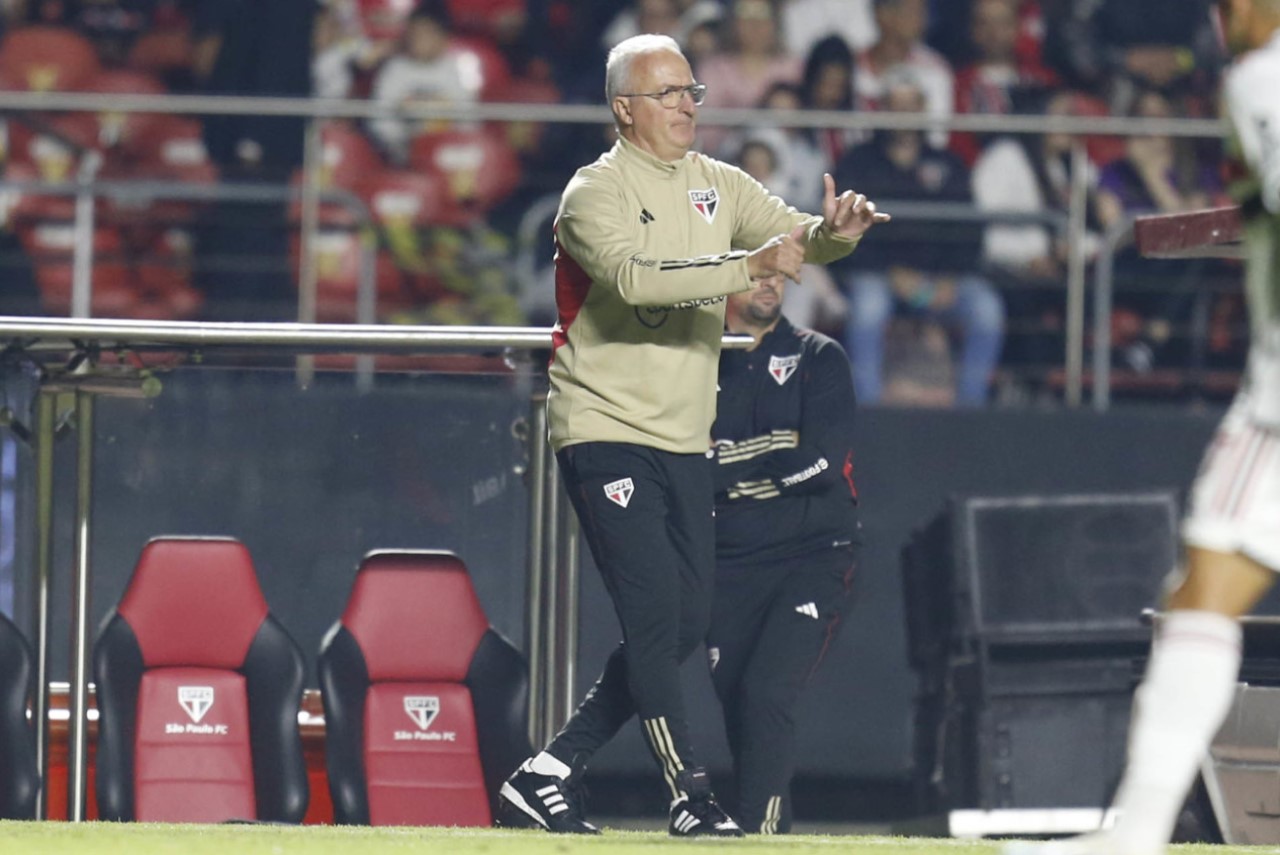 São Paulo terá mudanças contra o Ituano na escalação pela Copa do Brasil - Dorival Júnior, no banco de reservas do São Paulo, gesticula dando orientações aos atletas em campo