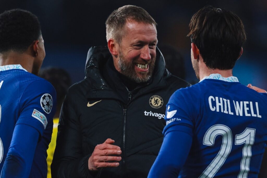Chelsea demite Graham Potter e busca novo técnico - Graham Potter comemora vitória do Chelsea e cumprimenta o lateral Chilwell