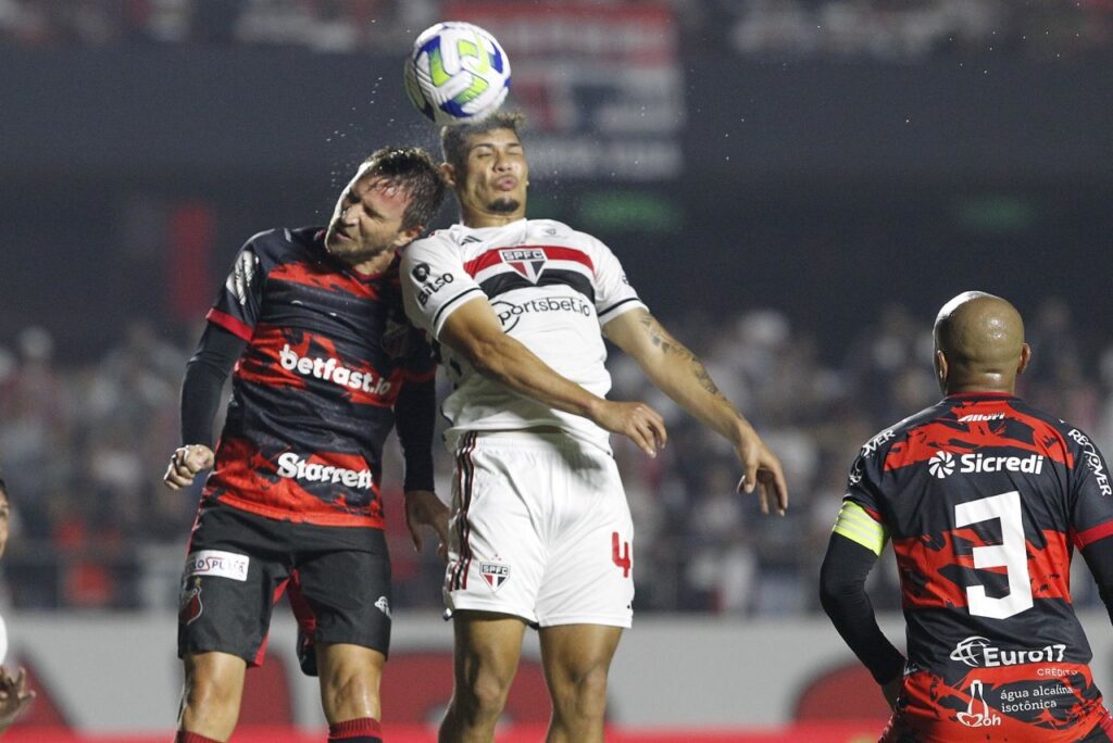 São Paulo empata com o Ituano no Morumbi, pela 3ª fase da Copa do Brasil - Erison, do São Paulo, cabeceia a bola em disputa com o zagueiro do Ituano