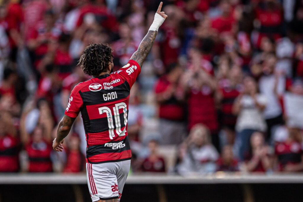 Flamengo vence o Coritiba: Atacante Gabigol, de costas e apontando para cima, comemora gol pelo Flamengo contra o Coritiba no Maracanã no Brasileirão