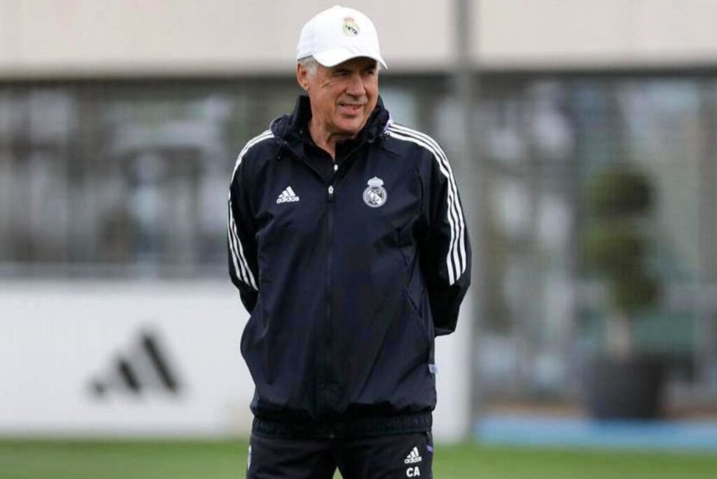 Treinador Carlo Ancelotti com agasalho em treino do Real Madrid em 2023