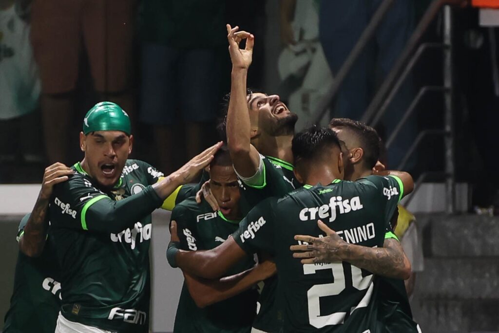 Palmeiras vence o Tombense e leva boa vantagem na 3ª fase da Copa do Brasil - Jogadores do Palmeiras se abraçam em torno de Flaco López para comemorar o gol que o argentino marcou