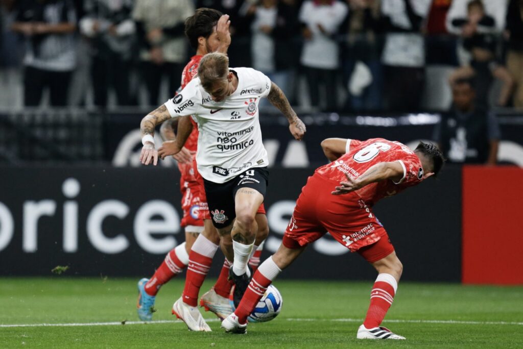 Corinthians perde do Argentinos Juniors em casa, pela Libertadores - Roger Guedes é desarmado na tentativa de passar no meio de 2 adversários do Argentinos Juniors