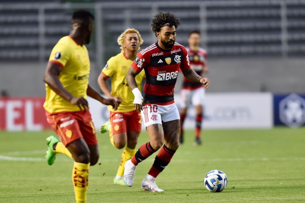 Fora de casa e de virada, Flamengo perde do Aucas, estreante na Libertadores - Gabigol carrega a bola em jogo do Flamengo e é acompanhado de perto pela marcação do Aucas