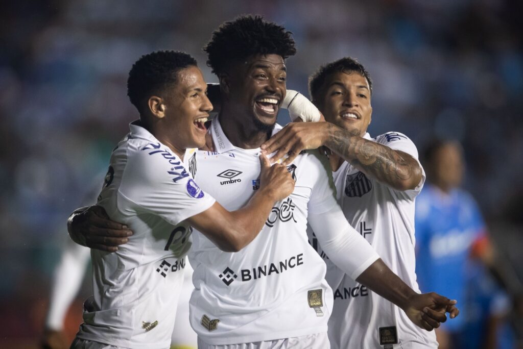 Santos vence na estreia da Sul-Americana com gol no fim, contra o Blooming - Eduardo Bauermann, zagueiro do Santos, comemora o gol ao lado de seus companheiros de equipe