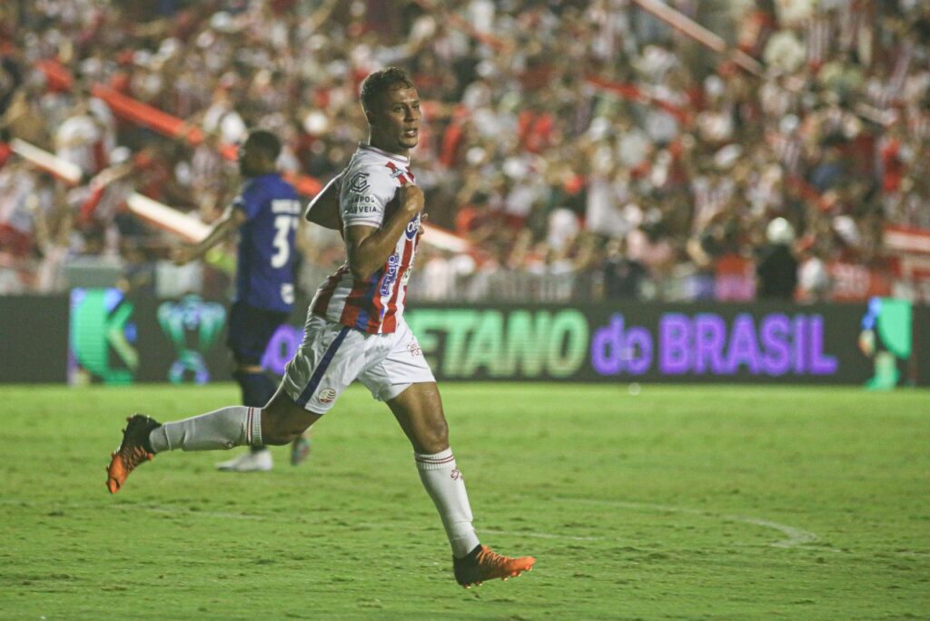 Náutico vence o Cruzeiro e complica Raposa na 3ª fase da Copa do Brasil - Gabriel Santiago, do Náutico, corre para comemorar o gol marcado em cima do Cruzeiro, pela Copa do Brasil