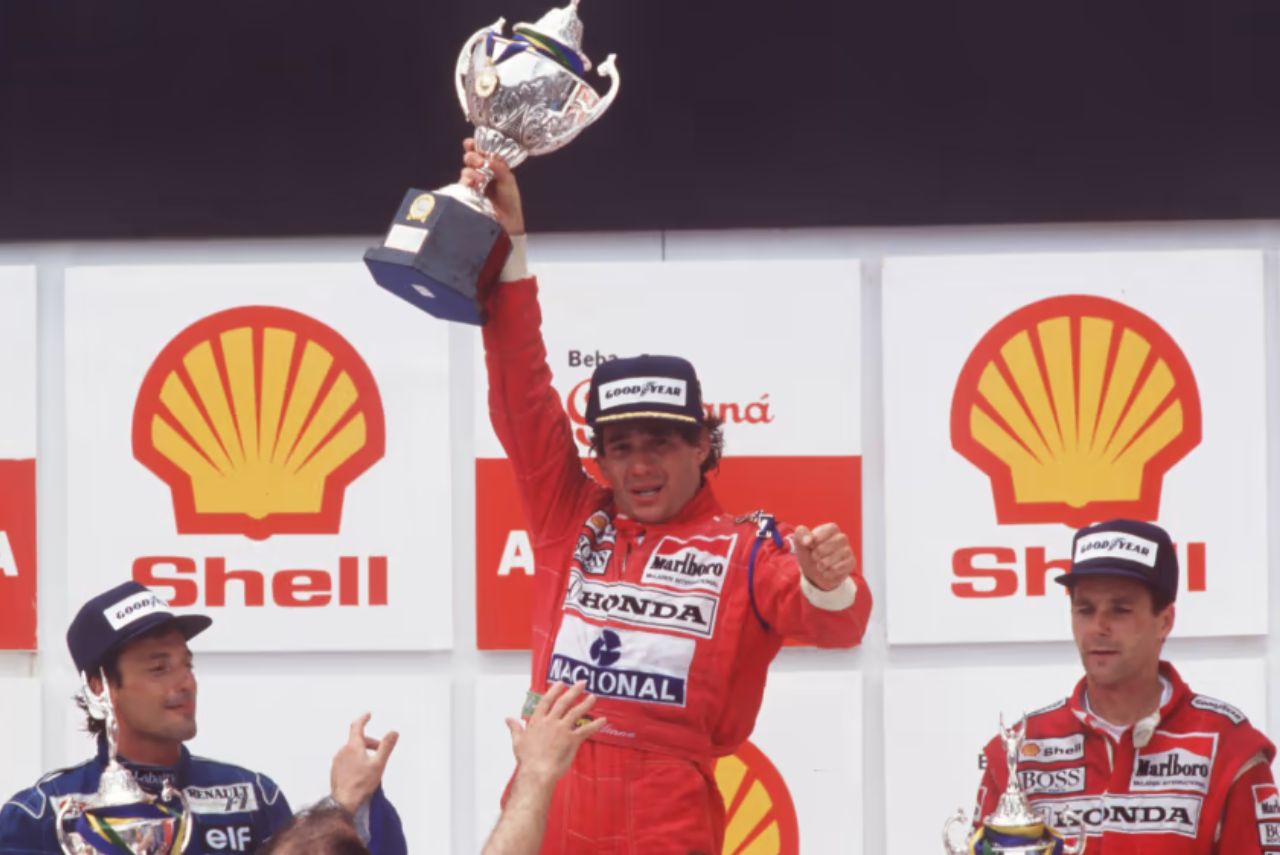 Ayrton Senna é o Patrono do Esporte Brasileiro: Piloto brasileiro Ayrton Senna segura troféu no lugar mais alto do pódio da Fórmula 1