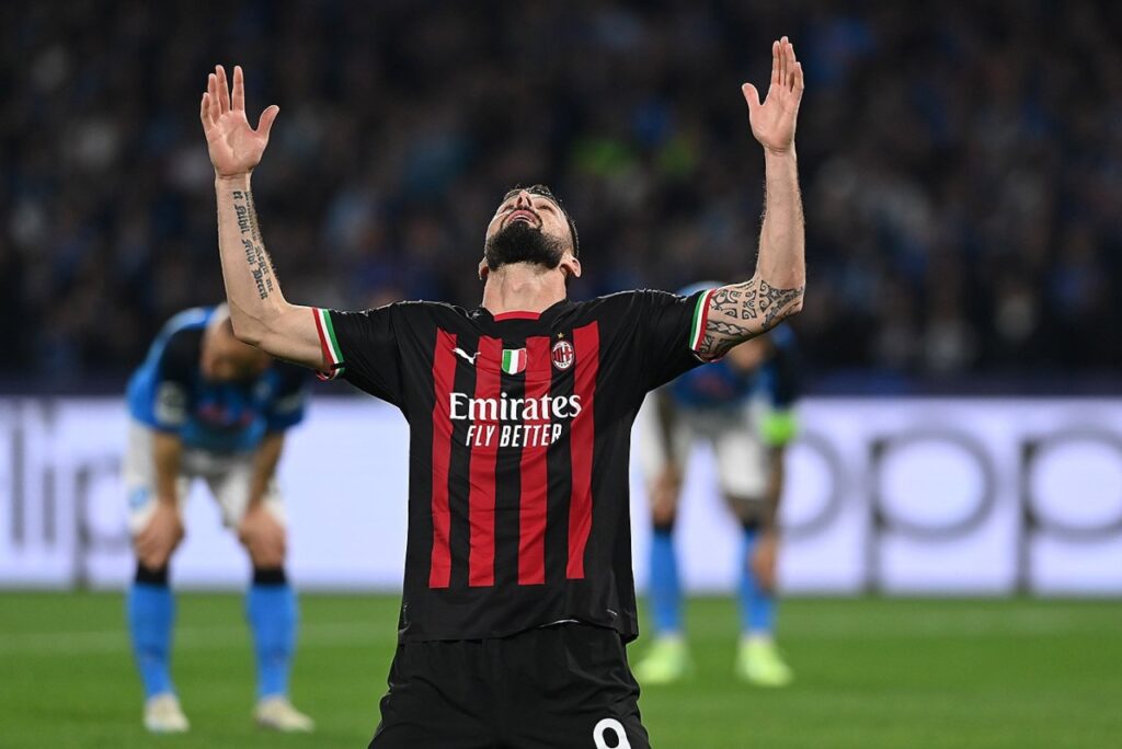 Milan empata com o Napoli e vai à semi da Champions após 16 anos - Giroud ajoelha e agradece aos céus após marcar o gol do Milan diante do Napoli