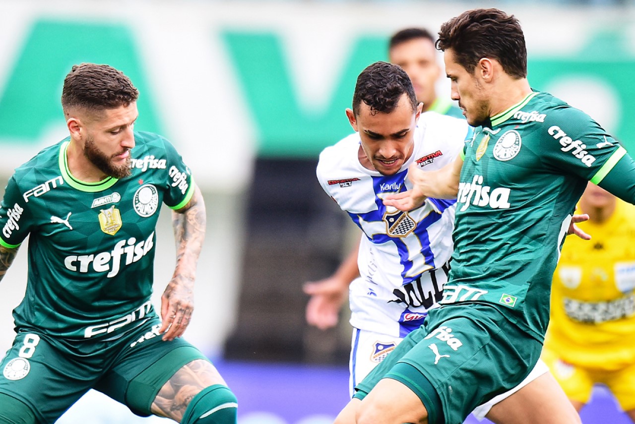 Palmeiras perde do Água Santa no 1º jogo da final do Paulistão 2023 - Disputa de bola entre o jogador do Água Santa com Zé Rafael e Raphael Veiga, do Palmeiras