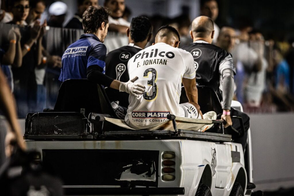 Lesão de Felipe Jonatan: De costas, lateral-esquerdo Felipe Jonatan, do Santos, sentado em carro-maca na Vila Belmiro, em jogo contra o Audax Italiano